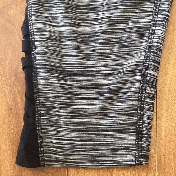 REEBOK💫Women’s Black/White Active Capris with Mesh Crisscrossed Bottoms - Picture 4 of 9